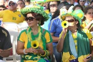 De verde a amarelo, torcedores estão animados na Vila Brasil (Foto: Marcelo Vitor)