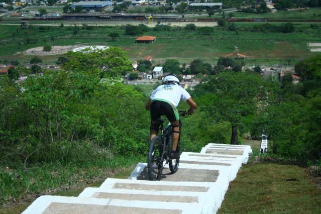 Atletas desistem e s&oacute; 3 descem escadaria do Cristo; campe&atilde;o &eacute; da Capital