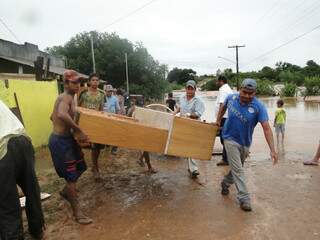 Famílias tentam salvar móveis. (Foto: Divulgação/Prefeitura)