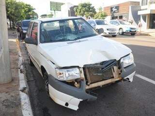 Carro conduzido por suspeito de atropelar jovem de 21 anos estacionado em frente Depac Centro(Foto: Paulo Francis) 