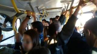 Ônibus 301 União Oliveira  lotado na manhã de hoje (11) (Foto: Direto das ruas) 