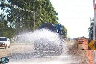Caminhão em obra no prolongamento da Euler de Azevedo joga água para amenizar poeira, mas sujeira é constante, segundo comerciantes. (Foto: André Bittar)