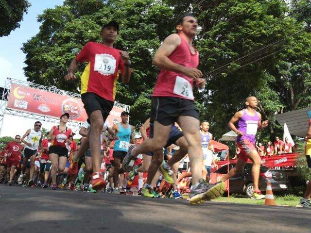 Participantes acordam cedo para corrida que termina em chope