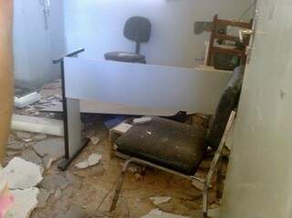 Sorte que sala não havia nenhum paciente. Vários móveis ficaram danificados.  (Foto: Fernanda Dias) 