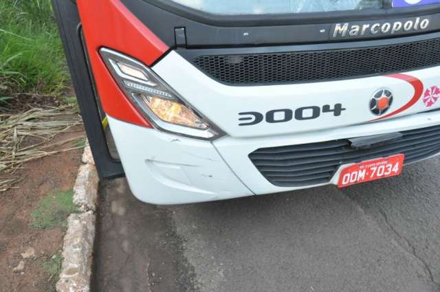 Moto n&atilde;o para na preferencial, bate em &ocirc;nibus e homem fica ferido