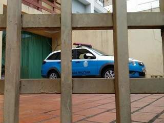Viatura da Polícia Militar dentro da sede da Corregedoria na Capital nesta manhã (Foto: Kleber Clajus)