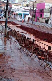 Chuva paralisou a obra na 14 de Julho e fez escavação virar rio. (Foto: Direto das Ruas) 