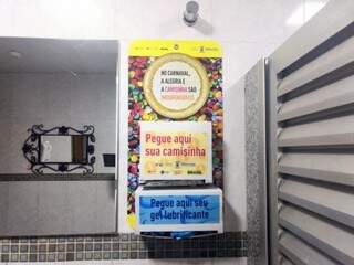 Caixa de preservativos em banheiro de estabelecimento comercial (Foto: Kísie Ainoã)