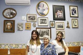 No escritório da matriarca, as fotos que mostram momentos da carreira e da família. Tem até clique com Getúlio Vargas (Foto: Gerson Walber)