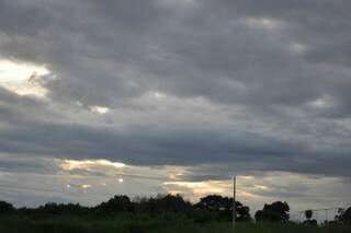 Campo Grande amanheceu com o ceú nublado. (Foto: Marlon Ganassin)