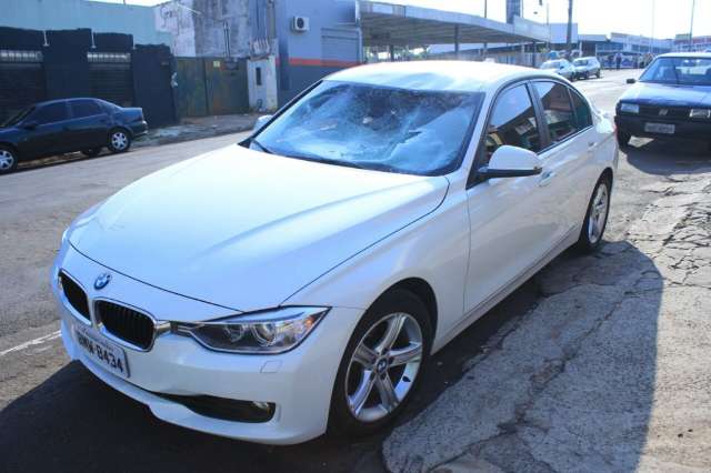 Paraquedista da Base A&eacute;rea cai sobre BMW no meio da Via Morena