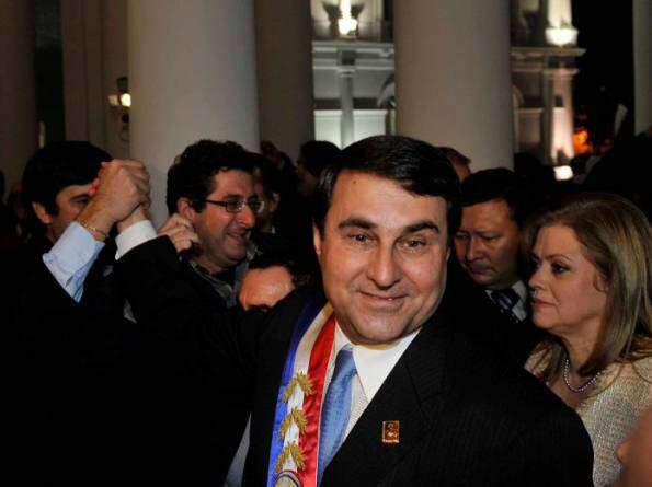  Amea&ccedil;ado de isolamento, presidente do Paraguai faz discurso conciliador