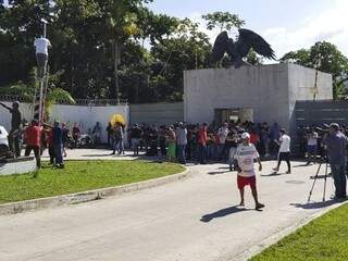 Movimentação de familiares e da imprensa em frente ao Ninho do Urubu (Foto: Tomaz Silva/Agência Brasil)