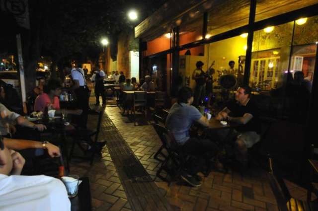 Amigos se re&uacute;nem pelo jazz e mudam trilha sonora de bar uma vez por semana 