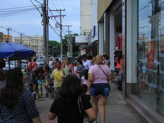 Lojas abrem até mais tarde neste mês para incentivar as vendas. (Foto: Marina Pacheco)