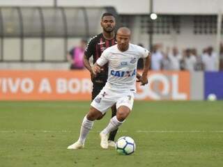 Jogador do Santos com a bola no pé durante lance (Foto: Ivan Storti/Santos FC)