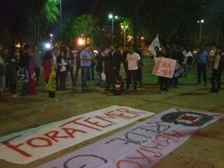Grupos levaram faixas contra Temer para o evento (Foto: Anahi Zurutuza)