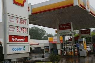 Pesquisa do Procon mostra que poucos postos vendem gasolina abaixo de R$ 3,80 em Dourados (Foto: Arquivo)
