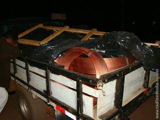 Camionete carregada com 26 bobinas de cobre avaliadas em R$ 100 mil foi abandonado pelos bandidos. (Foto: Rádio Caçula)