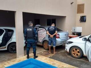 Cigarros estavam dentro dos veículos e espalhadas pela garagem. (Foto: Divulgação/PM) 