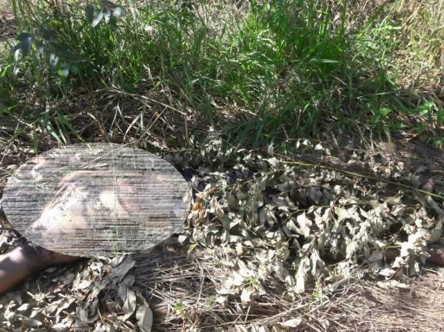 Cad&aacute;ver em decomposi&ccedil;&atilde;o &eacute; achado com ferimento no pesco&ccedil;o  