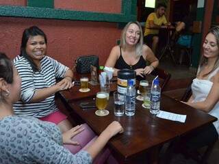 Barzinhos tomaram conta, fazem concorrência às casas noturnas e é ponto de happy hour de amigos. (Foto: Vanessa Tamires)