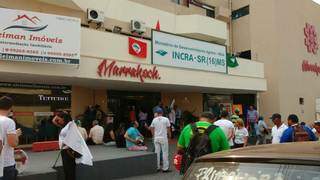 Manifestantes sem terra ocupam o Shopping Marakesh onde fica a sede do Incra (Foto: Chloé Pinheiro) 