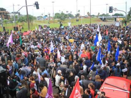 Em protesto contra cortes para UFMS, manifestantes fecham pista de avenida