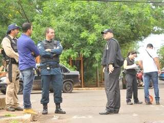 Policiais na hora e local do crime. (Foto: Alcides Neto)