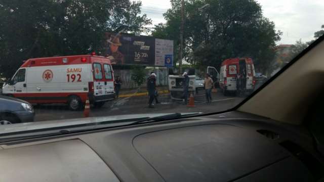 Kombi do Ex&eacute;rcito bate em carro e capota em cruzamento no Centro