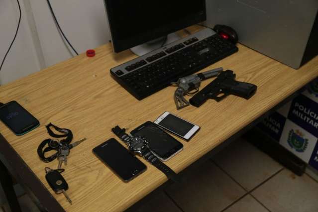 Bandidos roubam carro na sa&iacute;da de faculdade, tiram pe&ccedil;as e ateiam fogo