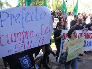 Com cartazes e faixas, professores protestam em frente a Prefeitura. (Foto: Marcos Ermínio)