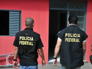 Policiais federais chegam à sede da Funai em Ponta Porã. (Foto: João Garrigó)