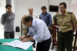 Assinatura de documento que repassou prédio do Exército à prefeitura foi feita hoje. (Foto:  Kleverton Velasques/Prefeitura de Corumbá)