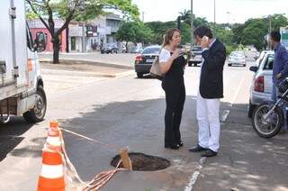 Prefeito conversa com pedestre que mostrou buraco na Avenida Mato Grosso. (Foto: Alcides Neto)