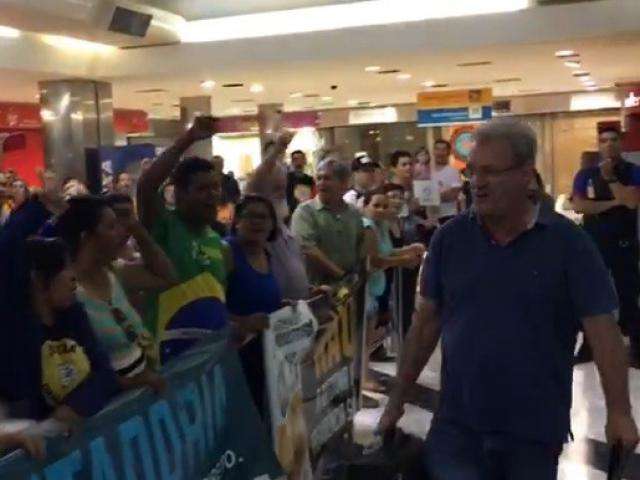Na volta de Bras&iacute;lia, deputados s&atilde;o recebidos com protesto no aeroporto
