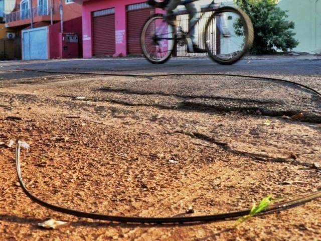 Com fia&ccedil;&atilde;o em altura irregular, caminh&atilde;o precisa de cabo de vassoura para passar