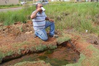 Walter Massulo bebe a água e garante que não faz mal. (Foto: Marcos Ermínio)