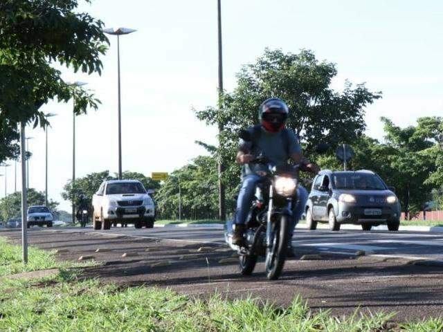Para tentar burlar radar, motociclistas aceleram em acostamento