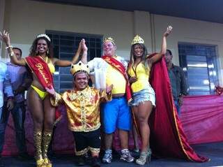 Os eleitos do ano passado e os novos Rei e Rainha do Carnaval de Campo Grande.