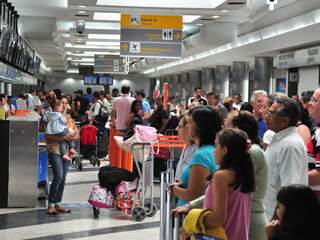 Passageiros enfrentaram atrasos e cancelamentos de voos. (Foto: João Garrigó)