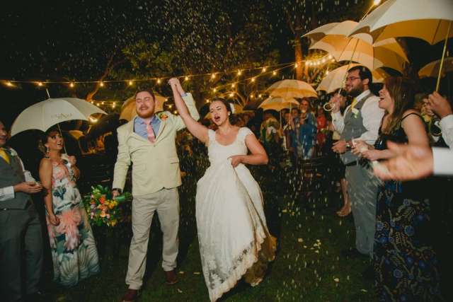 Garoa que poderia acabar com celebra&ccedil;&atilde;o tornou especial o casamento no campo