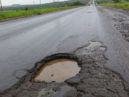 Buracos estragam pneus e p&otilde;em condutores em risco na BR-262 