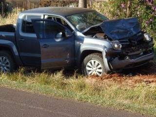 Motorista perde controle de caminhonete e colide na traseira de caminh&atilde;o