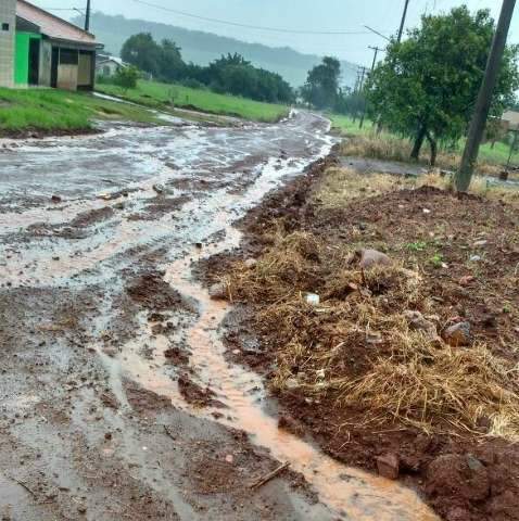 Isolados e esquecidos, moradores do Jardim Vit&oacute;ria sofrem em dia de chuva