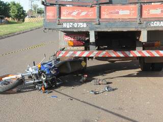 Moto ficou caída após colidir na traseira da caminhonete. (Foto: Rodrigo Pazinato)