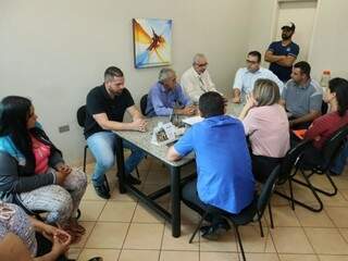 Vereadores e secretário de Educação reunidos com moradores, hoje na prefeitura (Foto: A. Frota/Divulgação)