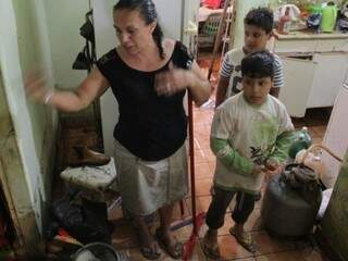 Joceli, ao lado de dois dos três filhos, conta que teve que sair de casa. (Foto: Marcos Ermínio)