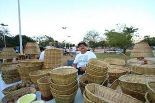 Artesão faz cestos e até abajur com cascas de bambu. (Foto: André Bittar) 