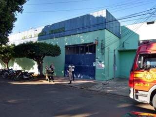 Após acidente, Corpo de Bombeiros foi acionado para realizar vistoria no local. (Foto: Graziella Almeida)